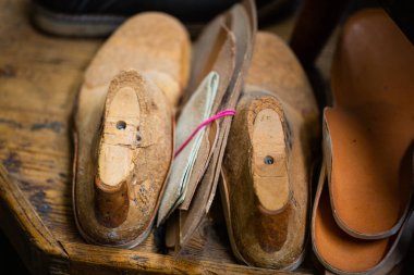 Ayakkabıcı atölyesinde sonuncu.