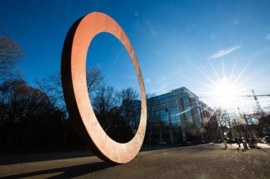 Yüzük, Münih 'te heykeltıraş Mauro Staccioli' nin heykeli.