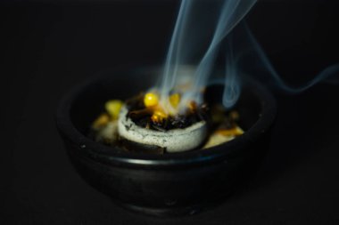 Pozitif enerji için dezenfekte, zor bir gece, dua, dua, tütsü, mür, temizlik.