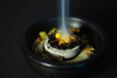 Pozitif enerji için dezenfekte, zor bir gece, dua, dua, tütsü, mür, temizlik.