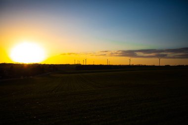 Gündoğumunda Thüringen 'de rüzgar türbinleri