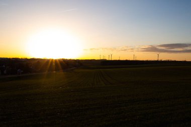 Gündoğumunda Thüringen 'de rüzgar türbinleri
