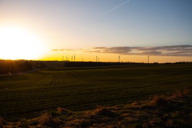 Gündoğumunda Thüringen 'de rüzgar türbinleri