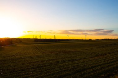 Gündoğumunda Thüringen 'de rüzgar türbinleri