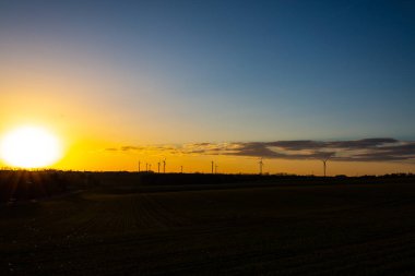 Gündoğumunda Thüringen 'de rüzgar türbinleri
