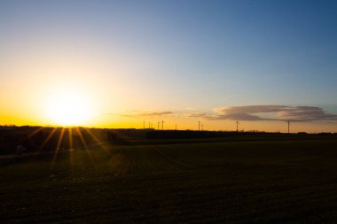 Rüzgar türbinleri Thüringen 'de gün doğumunda Schmlln' de