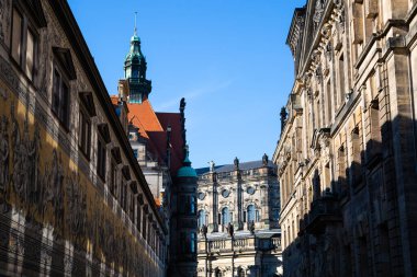 Arka planda Frauenkirche olan prensler geçidi, Dresden şehir merkezi, Dresden şehir merkezi.