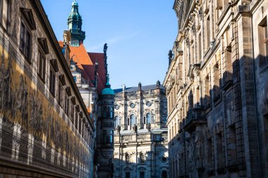 Arka planda Frauenkirche olan prensler geçidi, Dresden şehir merkezi, Dresden şehir merkezi.
