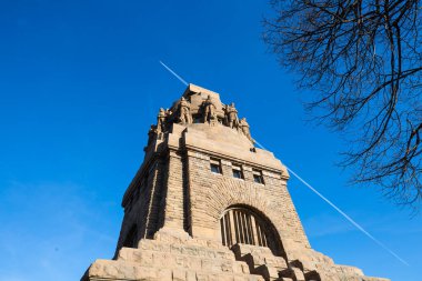 Leipzig 'deki Uluslar Savaşı anıtı, mavi gökyüzü.