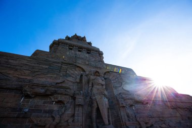 Leipzig 'deki Uluslar Savaşı anıtı, mavi gökyüzü.