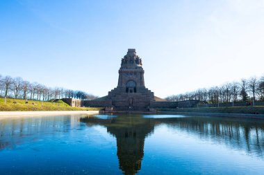 Leipzig 'deki Uluslar Savaşı anıtı, mavi gökyüzü.