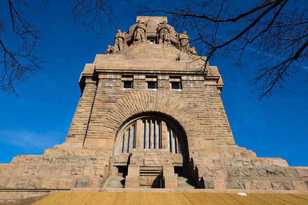 Памятник битве народов в Лейпциге, голубое небо