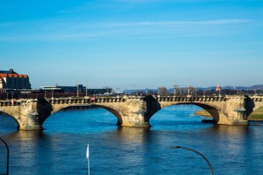 Elbe Dresden 'de, birçok manzarayla, sanat müzesi, sanat akademisi, turizm