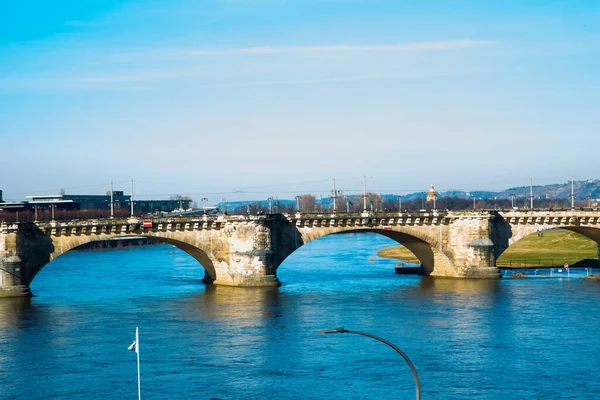 Elbe Dresden 'de, birçok manzarayla, sanat müzesi, sanat akademisi, turizm