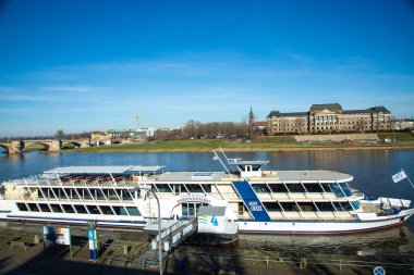 Elbe Dresden 'de, birçok manzarayla, sanat müzesi, sanat akademisi, turizm