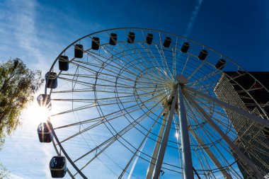 Münih 'teki Werksviertel' de dönme dolap, mavi gökyüzü