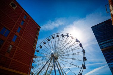 Münih 'teki Werksviertel' de dönme dolap, mavi gökyüzü