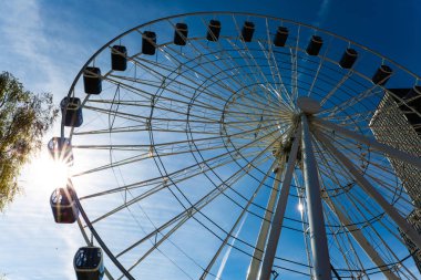 Münih 'teki Werksviertel' de dönme dolap, mavi gökyüzü