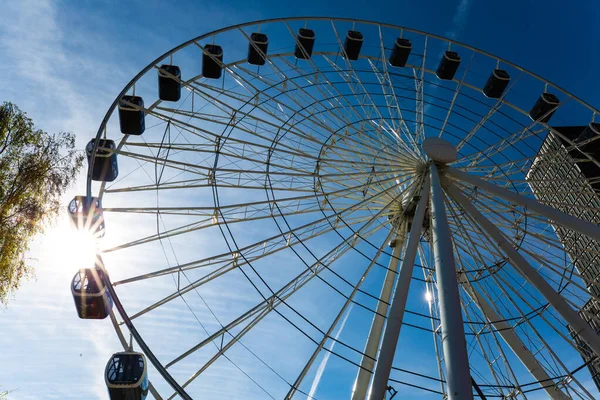 Münih 'teki Werksviertel' de dönme dolap, mavi gökyüzü