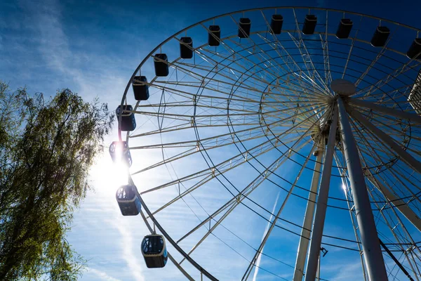 Münih 'teki Werksviertel' de dönme dolap, mavi gökyüzü
