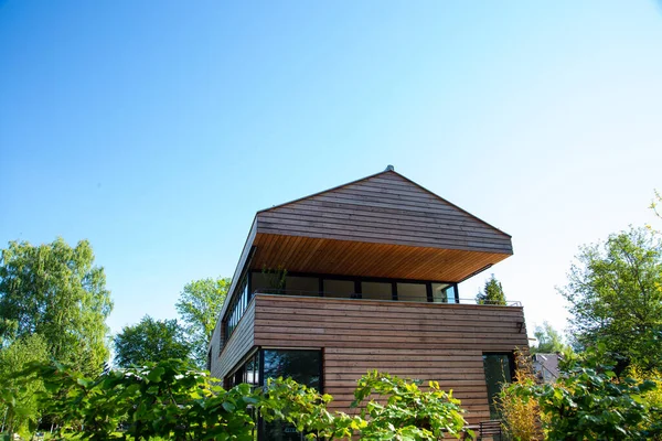 modern ahşap ev mavi gökyüzü, ön manzara