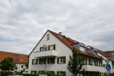 Almanya 'da bir apartman, Bavyera' da bir yerleşim yeri, güzel evler.
