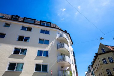 Evler, apartmanlar, Schwabing 'deki apartmanlar, mavi gökyüzü.