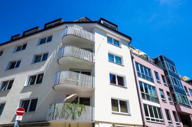 Evler, apartmanlar, Schwabing 'deki apartmanlar, mavi gökyüzü.