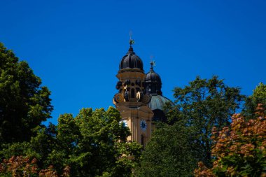 Tiyatro Kilisesi Hofgarten 'den çekildi, mavi gökyüzü