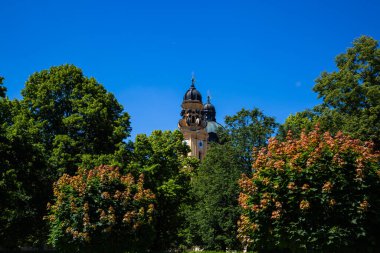 Tiyatro Kilisesi Hofgarten 'den çekildi, mavi gökyüzü