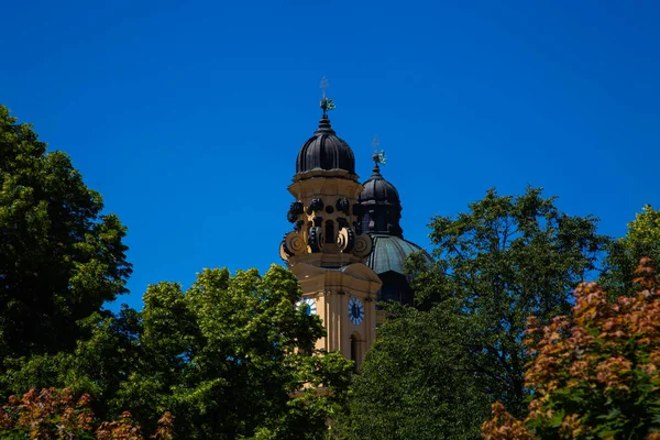 Tiyatro Kilisesi Hofgarten 'den çekildi, mavi gökyüzü