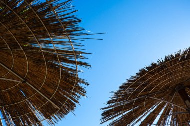 iki saman şemsiyesi ve mavi gökyüzü arkaplanı