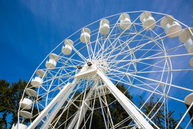Bardolino 'da dönme dolap, güneş ışığı ve mavi gökyüzü, turistik eğlence.