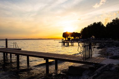 Bardolino 'da gün batımı Garda Gölü, romantik