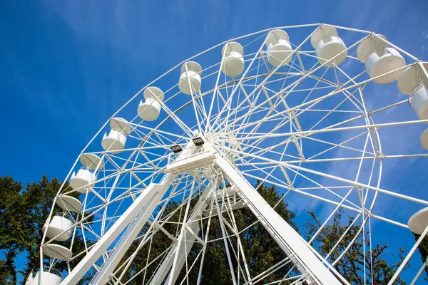 Bardolino 'da dönme dolap, güneş ışığı ve mavi gökyüzü, turistik eğlence.