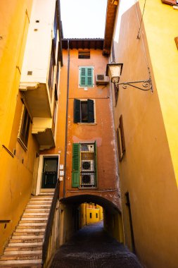 Garda Gölü 'ndeki Sal kasabası. Güzel eski evler ve sokaklar.