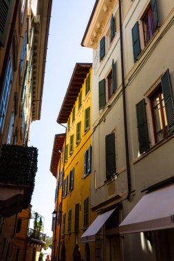 Garda Gölü 'ndeki Sal kasabası. Güzel eski evler ve sokaklar.