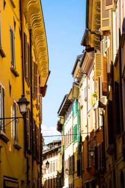 Garda Gölü 'ndeki Sal kasabası. Güzel eski evler ve sokaklar.
