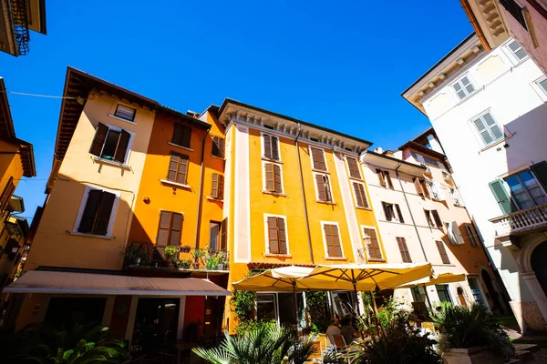 Garda Gölü 'ndeki Sal kasabası. Güzel eski evler ve sokaklar.