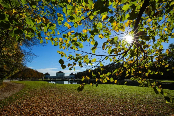 太陽と秋のニンフェンブルク宮殿 ミュンヘン 観光地 — ストック写真