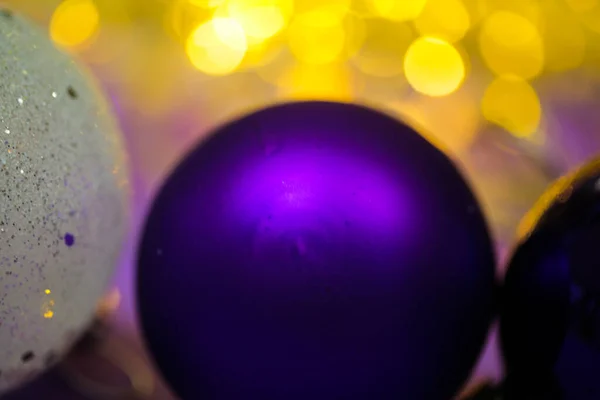 背景としてカラフルなクリスマスボール 背景にカラフルなライト ラウンド お祝い クローズアップ オブジェクト 明るい ボール 活気のある ガラス — ストック写真