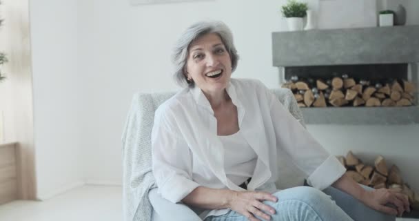 Sorrindo 60 anos mais velha senhora adulta de meia-idade sênior usando videoconferência — Vídeo de Stock