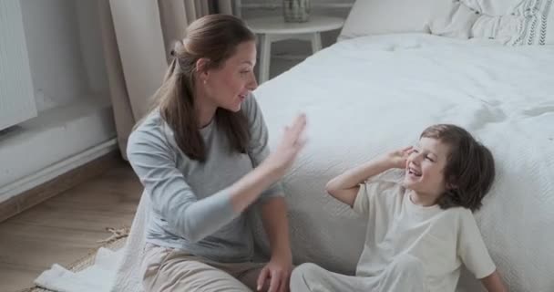 Lycklig mor och son klappar hand partnerskap vänskap familj helg hemma — Stockvideo