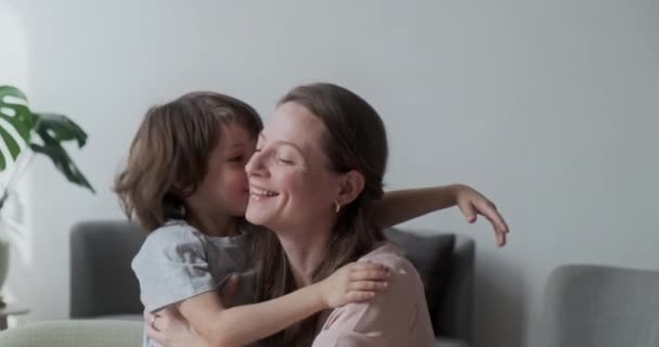 Mutter und Sohn kuscheln fröhlich und haben Spaß miteinander. Eine fürsorgliche junge Frau Kindermädchen Babysitter — Stockvideo