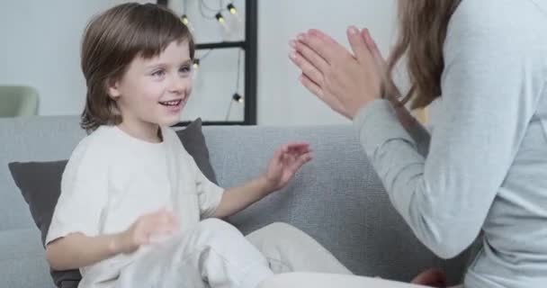 Sonriente chico macho regocijándose golpeando palma aplaudiendo manos a mujer niñera jugando juntos — Vídeos de Stock