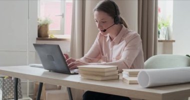 Genç odaklı kadın tasarımcı müşteriyle konuşuyor, uzaktan görüntülü arama yapıyor