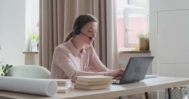 Professora jovem concentrada usando laptop e webcam para aprendizagem distante. — Vídeo de Stock