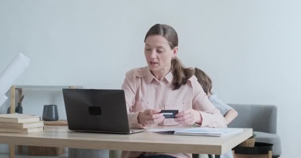 Vrouwelijke freelancer met kleine zoon werd niet gecompenseerd voor werk. Verliezen op de beurs — Stockvideo