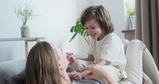 Menino pré-escolar compartilhando segredos com sua mãe e se divertindo comunicando. — Vídeo de Stock