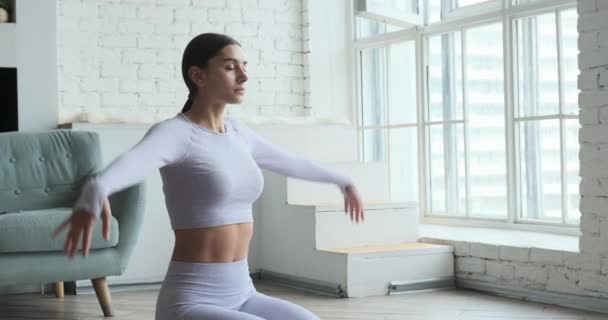 Joven mujer feliz practicando yoga y haciendo ejercicios de respiración viendo videos en vivo aprendiendo clases en tableta. — Vídeo de stock